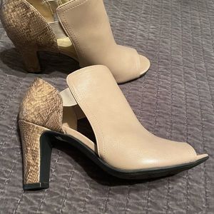 Life Stride bootie size 8.5